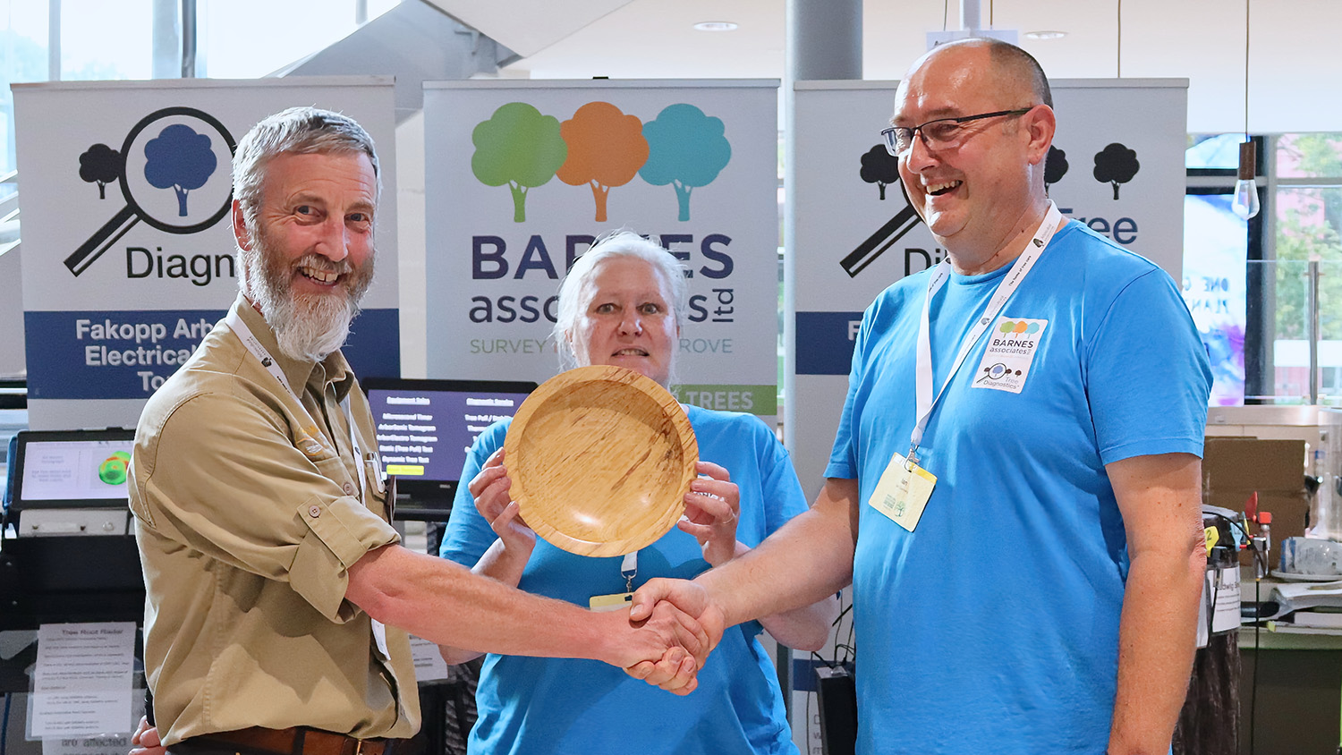 Conference 2023 Ian and Sue Barnes of Tree Diagnostics receiving the Best Exhibitor Award from Tony Lane.